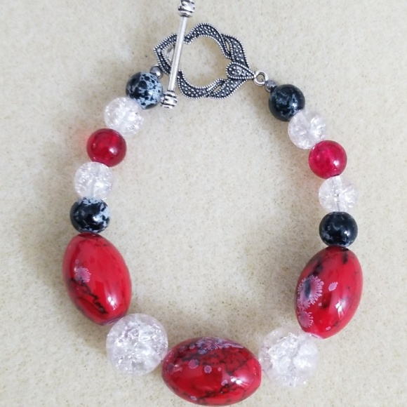 Red, black and white glass beaded bracelet - Picture 2 of 4